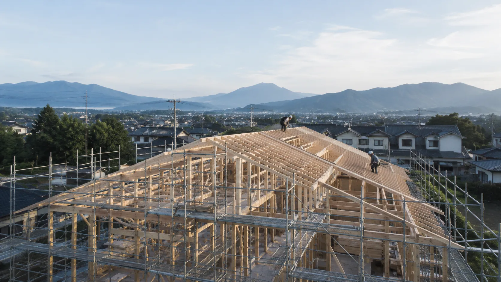 建て方中の木造住宅現場に組み上がった木の軸組