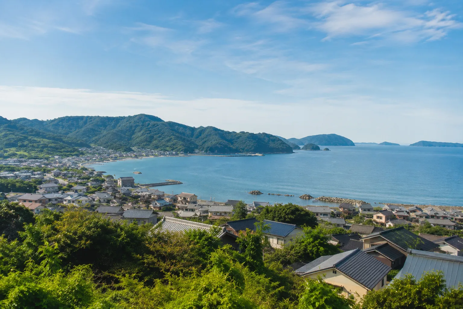 海岸線とまちがひと続きになった糸島の敷地周辺の風景